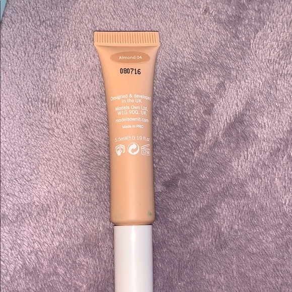 Models own concealer - Picture 2 of 4